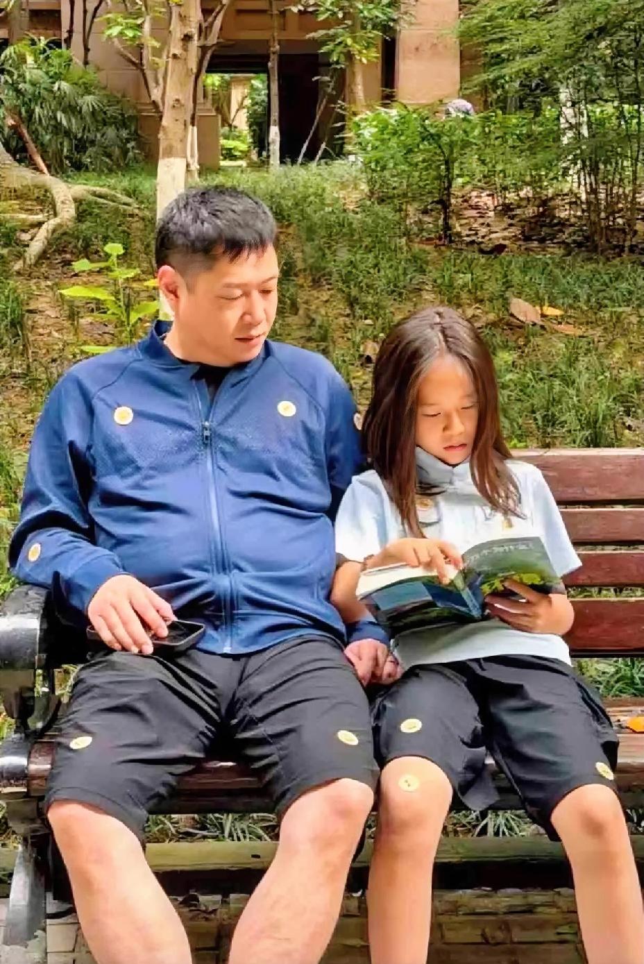 第一眼看Coco和小豌豆父慈子孝，再看一眼两人身上贴满了防蚊贴，是蚊子真多呢