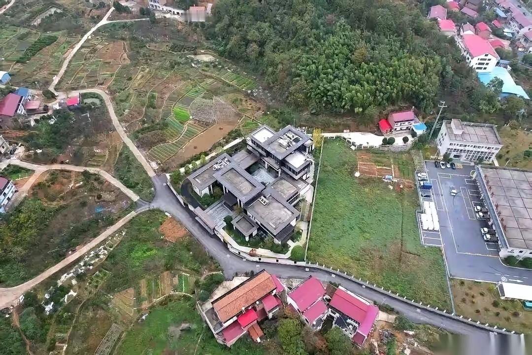 一个想搞流量的网红！网红拍豪宅直接捅出五千平米耕地违建！这私人酒店跟皇帝新衣似