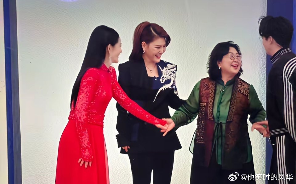 杜海涛没来浪姐而他妈妈来了，还是乌兰图雅送考人不过一看见谢娜，就跟看见亲人一样一