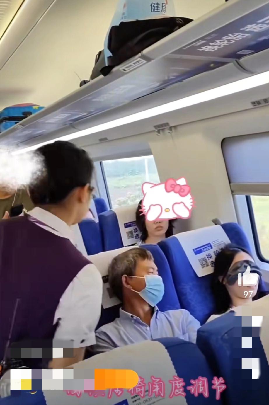 高铁上，小姑娘自己抱着个大箱子嫌位置空间小，让前排睡觉的女乘客调节座椅。前面女乘