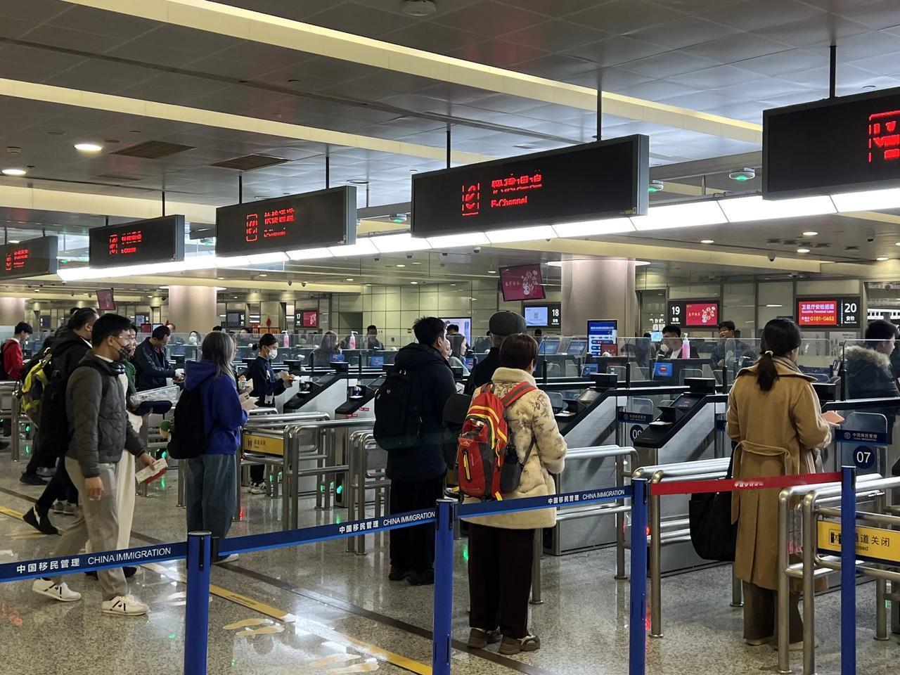 专坑国人的入境小费：欧美游客秒过，中国人却被当众索要，这层窗户纸该捅破了 今