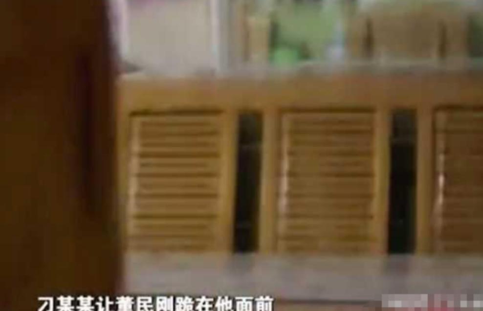 河北，一女子被村霸长期胁迫保持不正当关系。事发当晚，村霸醉醺醺翻墙闯入，当着丈夫