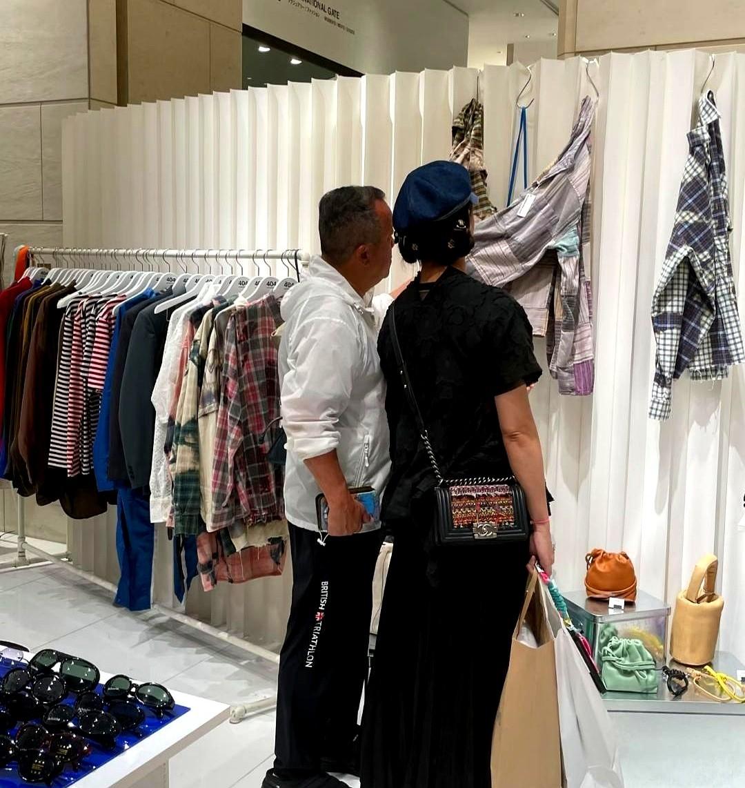 72岁曾志伟又和女助理同游日本。这不，最近又被拍到俩人在大阪逛街，心斋桥、蟹