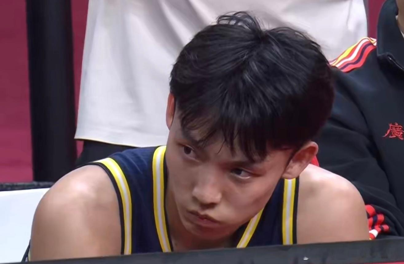 崩盘！广东主场21分惨案，老板提前离场，球迷狂喊杜锋下课CBA季后赛首轮，广东宏