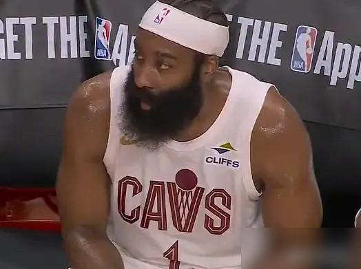 罚进的球竟比投进的还多。你翻开得分榜前十，准能揪出这个怪物。今天打老鹰，哈登