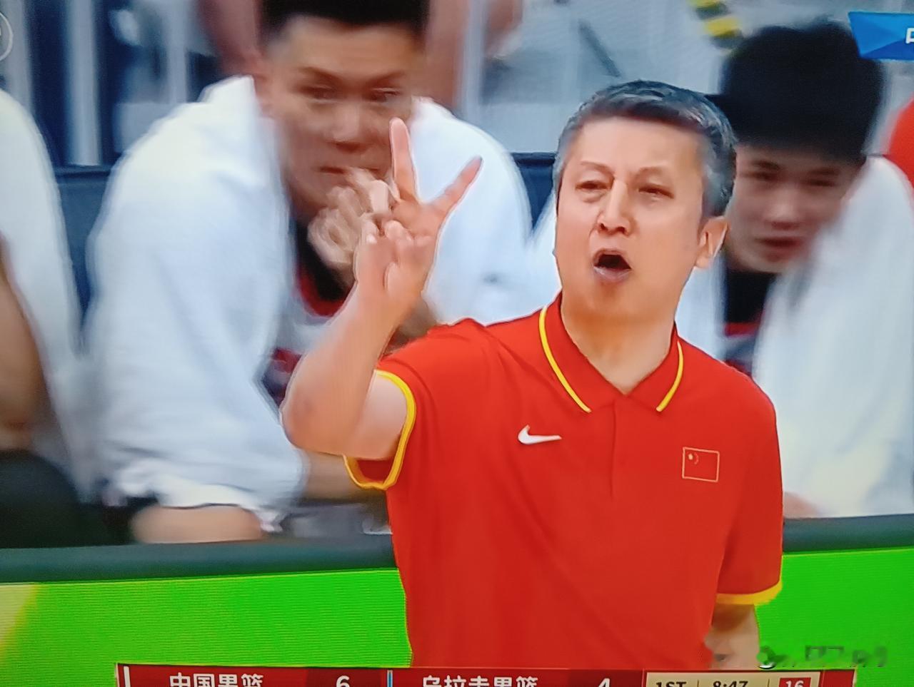 有球迷对郭士强主教练场边的指挥方式提出意见，中国男篮主教练郭士强临场指挥有个特点