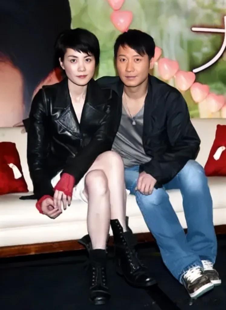 2004年，王菲与黎明赴台湾宣传两人第一次合作的电影时的留影旧照，那时候王菲35
