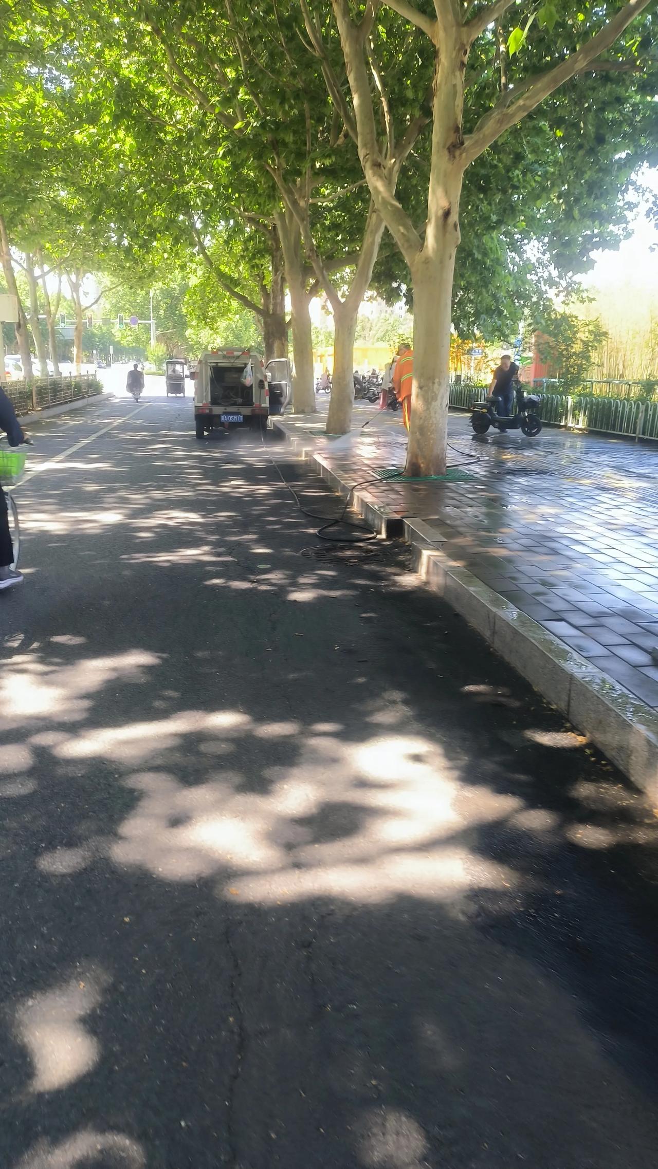 环卫工人的“鸟枪换炮”坐标保定。在恒祥北大街偶遇环卫工人正用高压水枪冲洗路面
