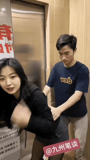 自己不尴尬，尴尬的就是别人！还以为小两口在家精诚合作换灯泡呢，原来是在电梯里显摆