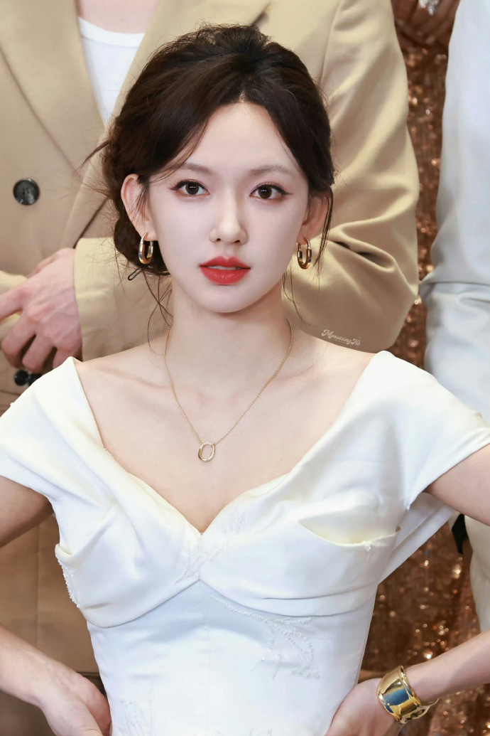 程潇白色抹胸裙，和他的适配度好高啊