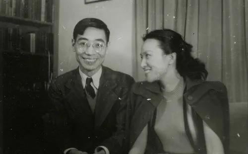 2007年，钱学森九十六岁大寿，满座尽是贵宾，他忽然看向坐在一旁的一个女子，愣了