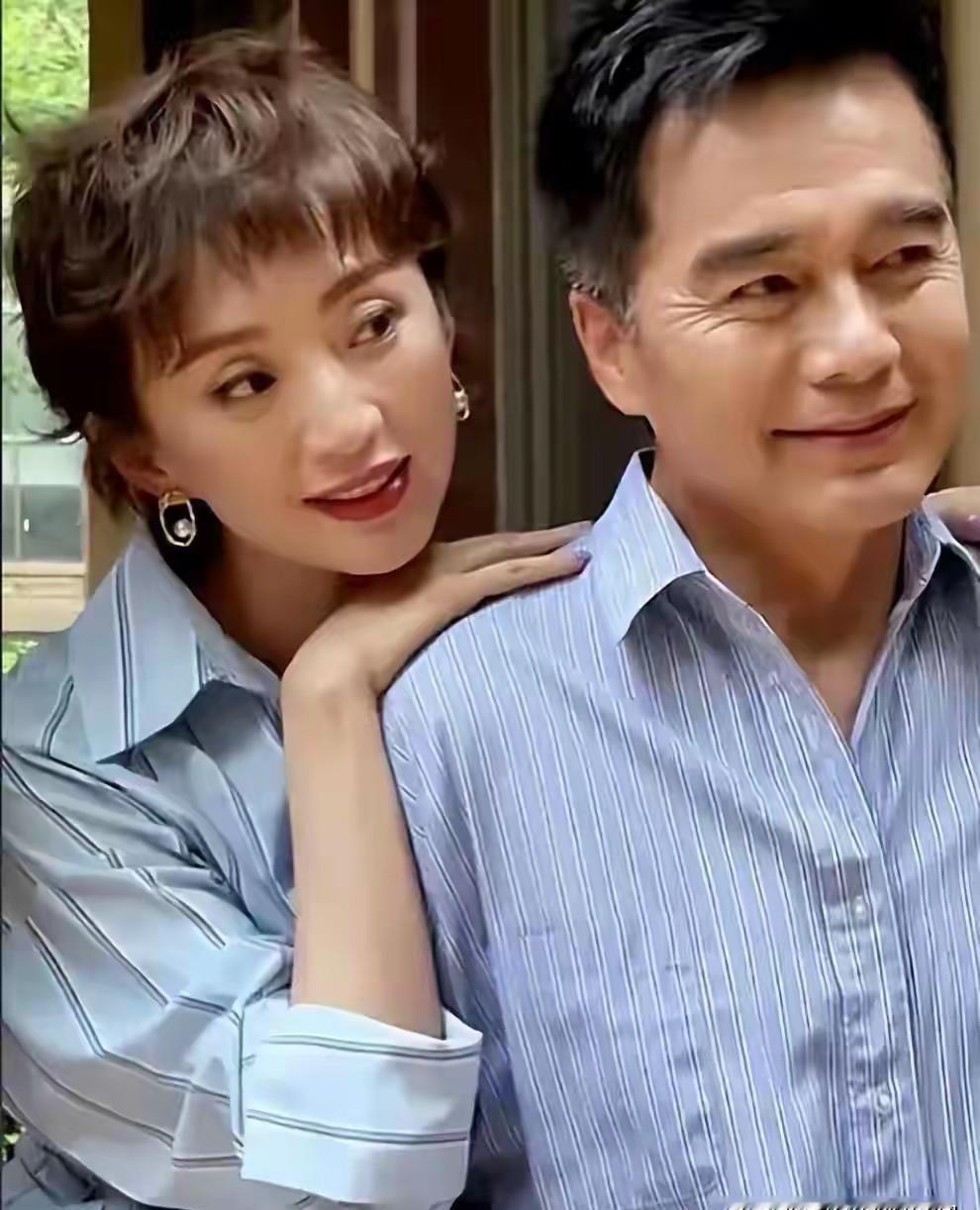 豆瓣4.8分。弹幕炸了：“何晴在天上看着你。”张澍的新剧《夜幕下的烟火