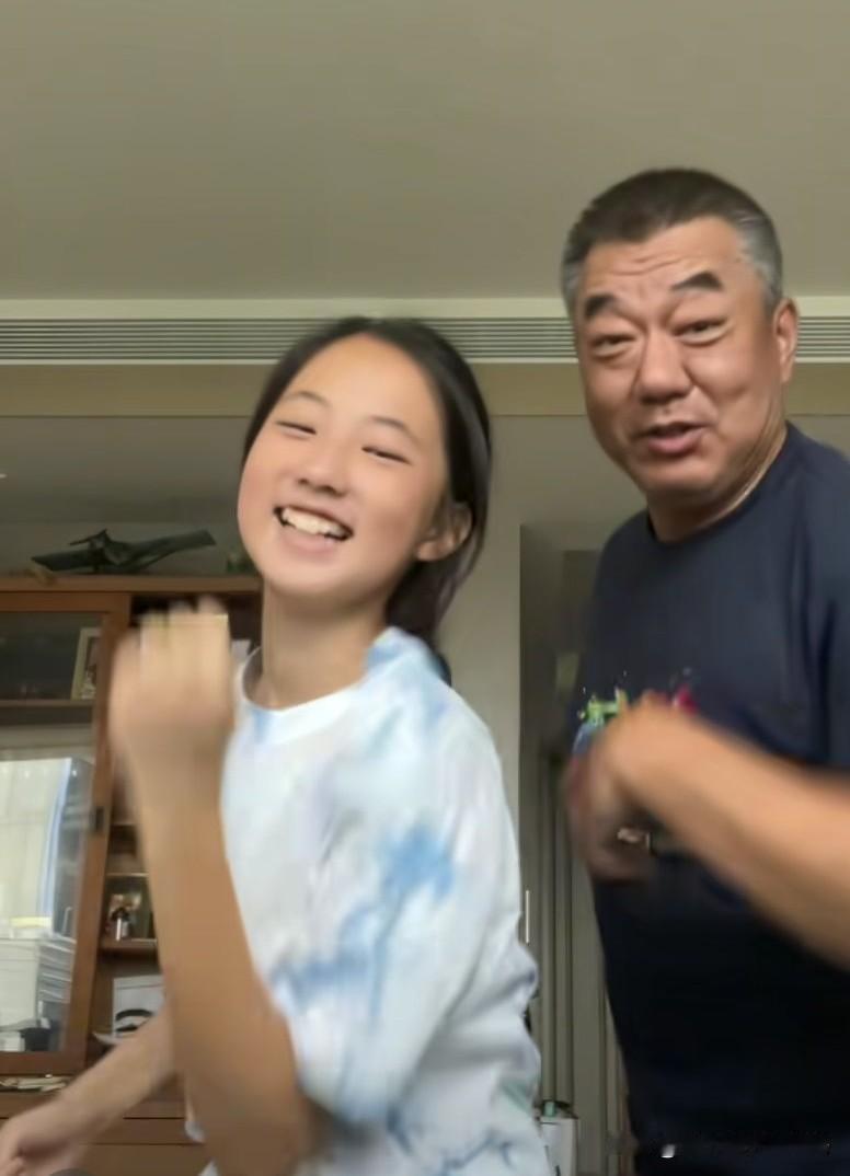 演员董勇和女儿互动跳舞好温馨👍董勇是大家喜欢熟悉的老演员了，在银屏上塑造了许