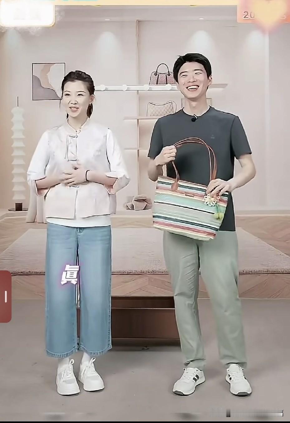 泓廷背后没少琢磨“老板“董宇辉呀。你发现没，泓廷的话术和老板董宇辉有的一拼，