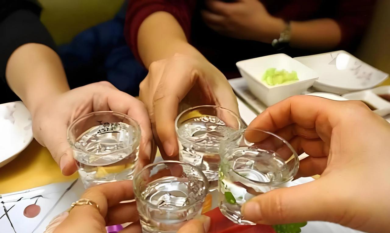 武汉，男子和3个酒友，畅饮2瓶高度白酒后，酩酊大醉，离他家较近的一酒友将男子送到