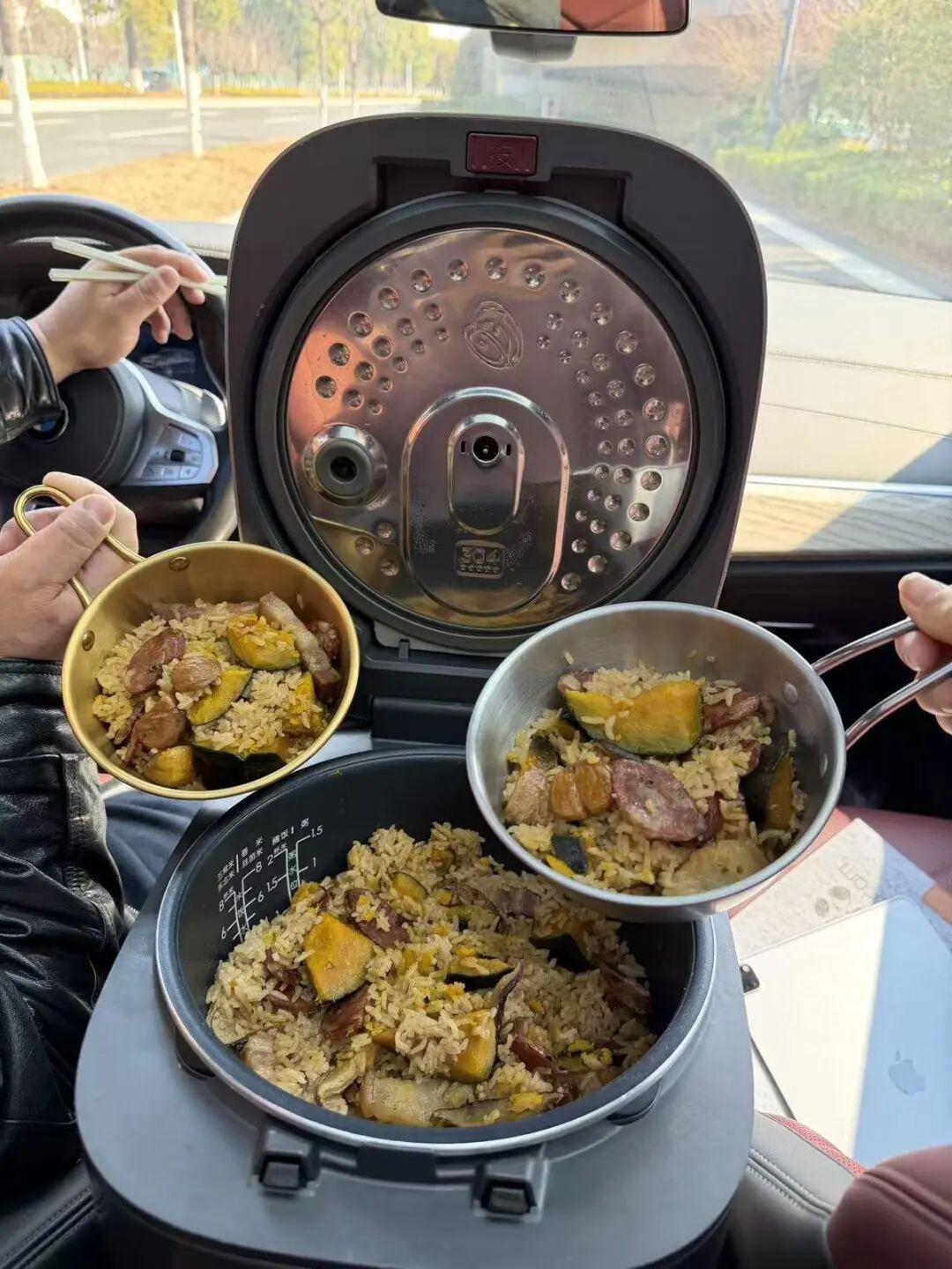 太有头脑了！一对夫妻自驾从浙江回安徽老家过年，用电饭煲做了一锅焖饭带上车，中途肚