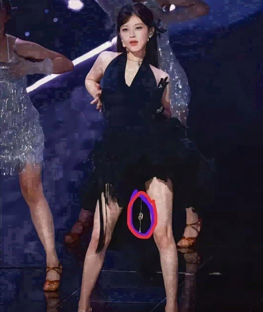 赵露思真不是装的。我发现她真的是有问题！你看看她表演的时候，裙子