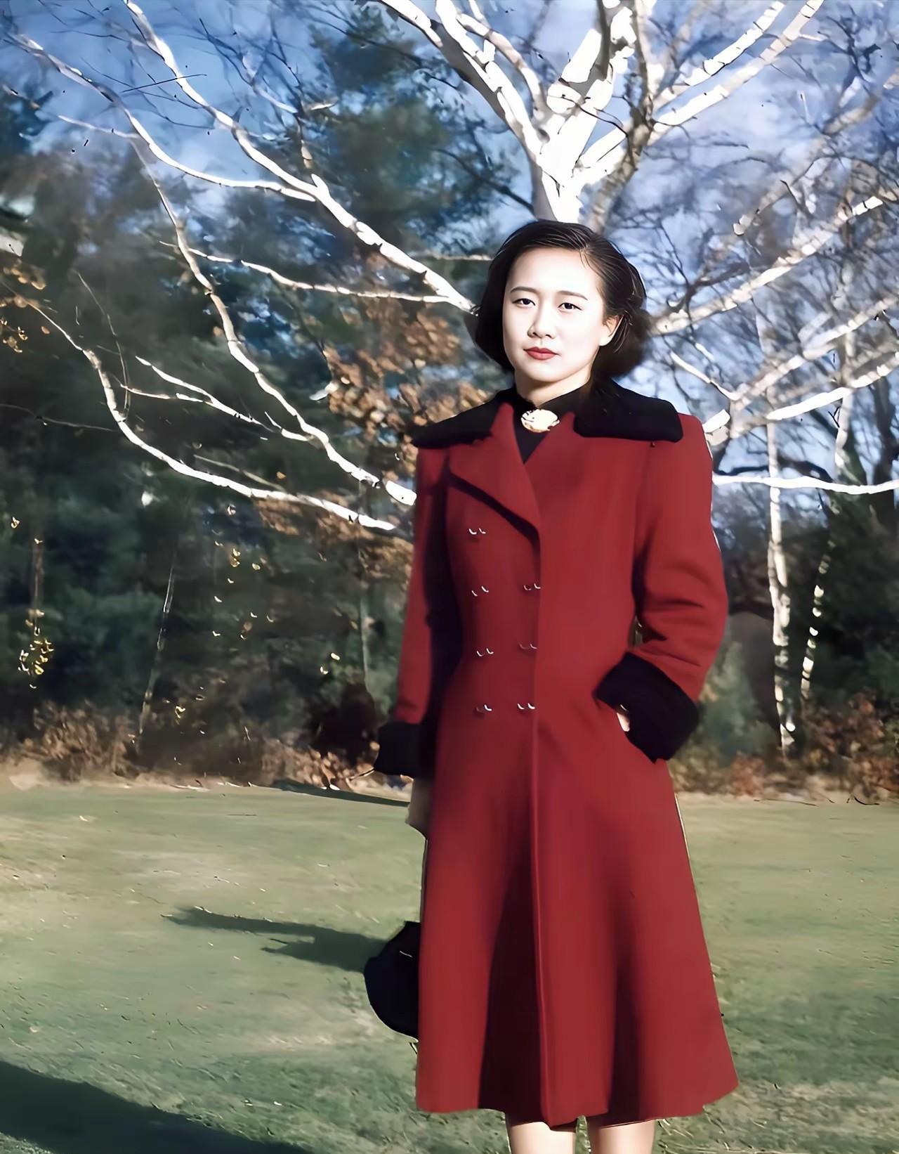 这是1949年在美国，杜聿明之女杜致礼的照片。照片中的杜致礼身穿红色大衣，左手