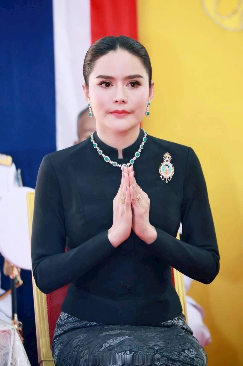 王室王室泰国王室奥拉侬奥拉侬小主4月12日在黎逸府佩戴的珠宝，感觉这两套居然都