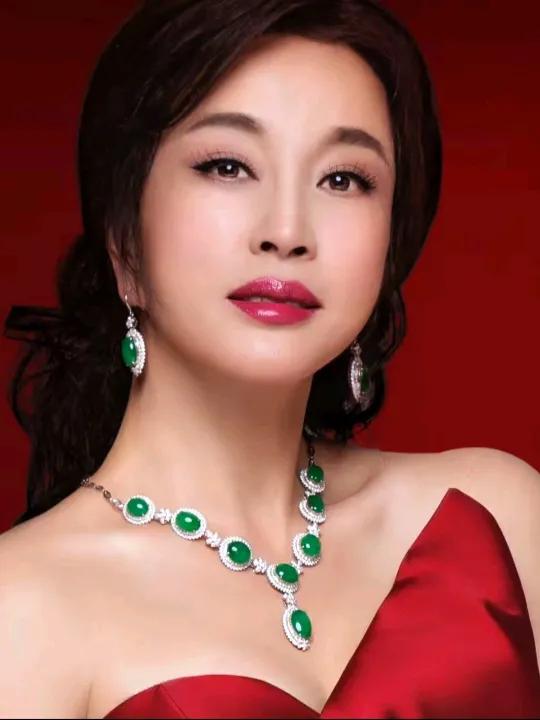 00后问刘晓庆是谁?70多岁狂奔反差藏玄机!“奶奶辈聊起她就眼亮,00后却满