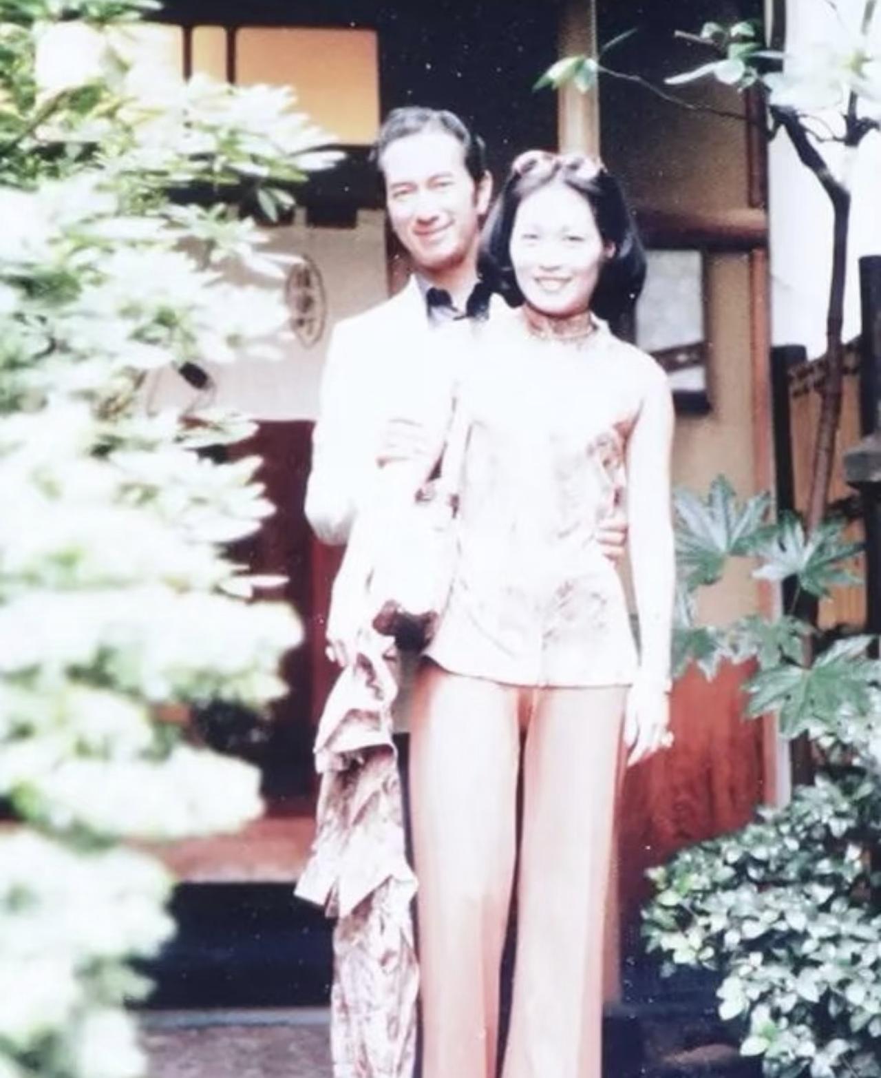 原来大家都误会蓝琼缨了，她能被何鸿燊独宠30年，真不是光靠美貌。这张拍于上世纪7