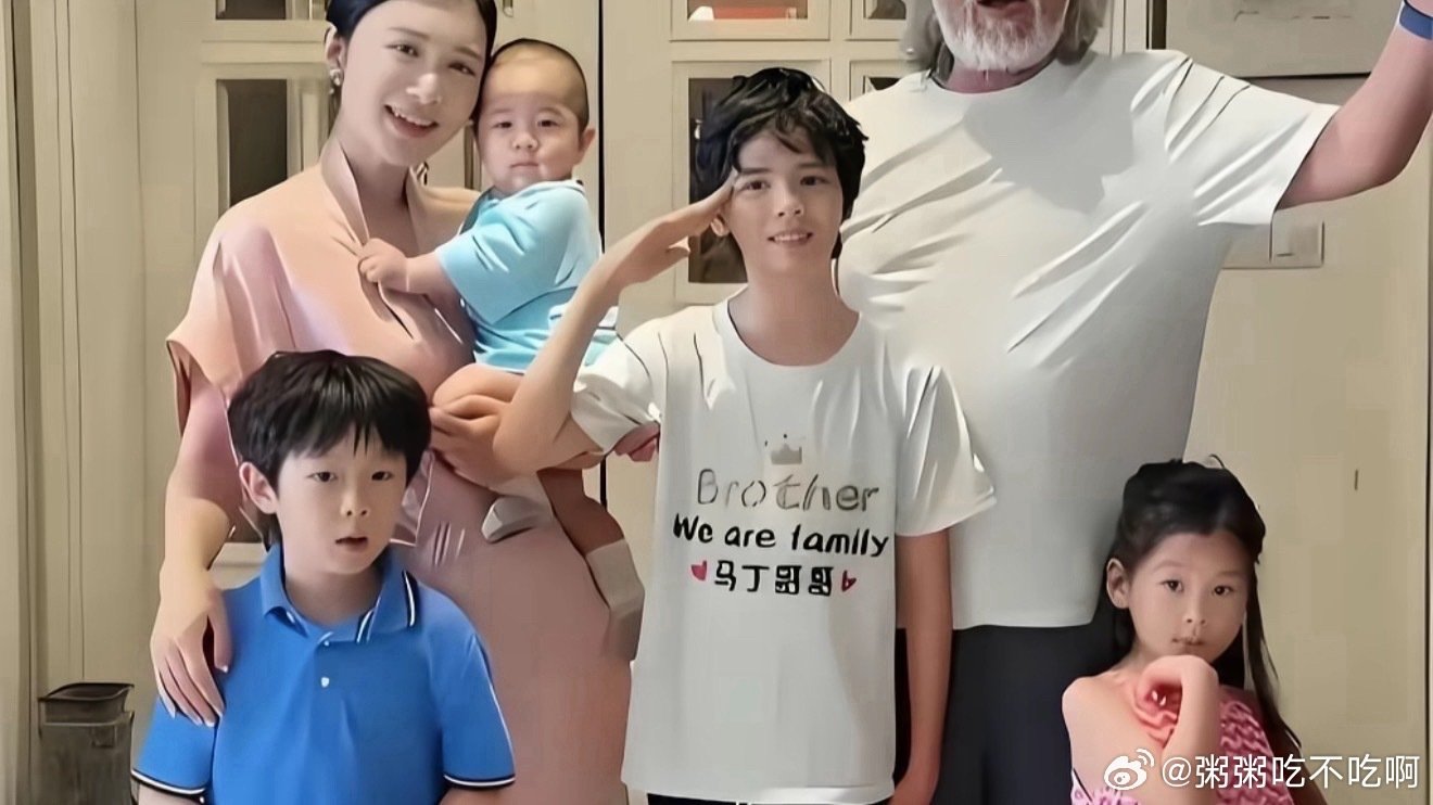 #张纪中儿子长相像外国人##张纪中儿子长相像混血#马丁的眉眼轮廓立体深邃，混血感拉满，难怪很多网友刷