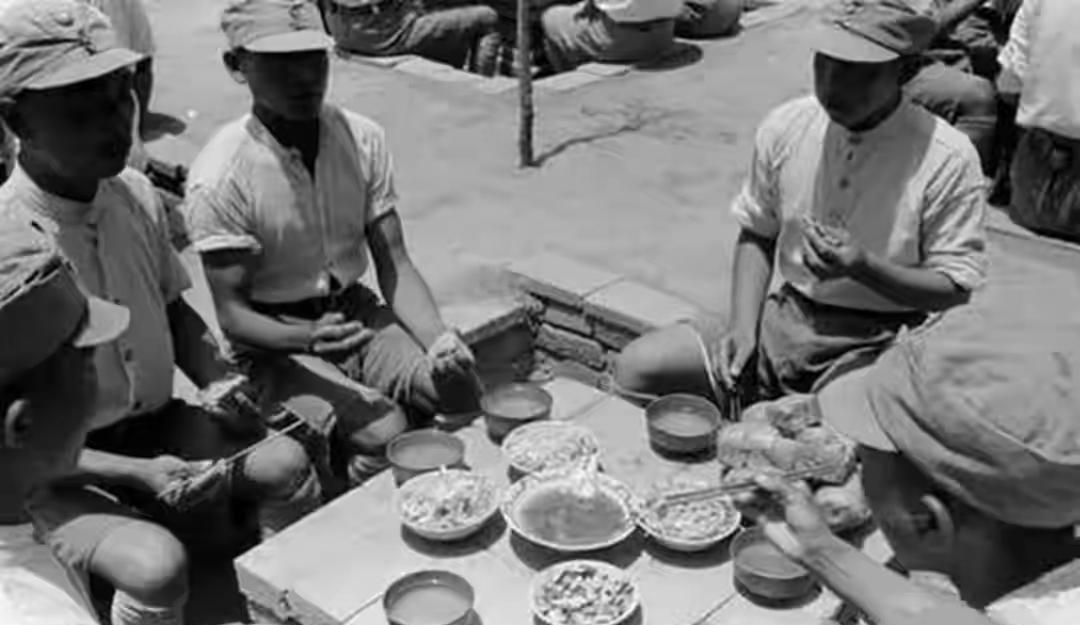 1939年，5个游击队员正在吃饭，掌柜提醒：“小心点，日本兵前脚刚走呢。”话音刚