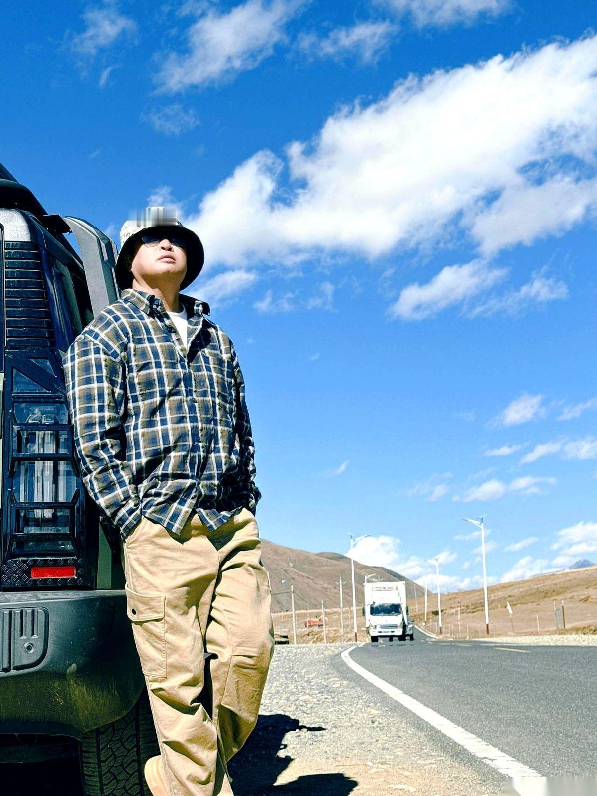 我看到一个大哥，56岁，提前退休了。然后，他把东北的房子卖了。开着车，自己一