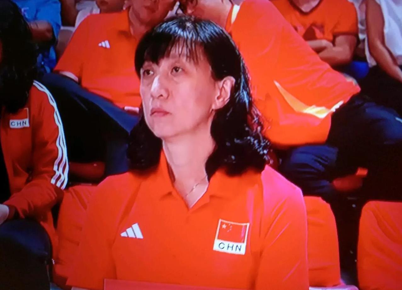 赖亚文主任坐镇女排世锦赛，整场比赛就坐在那里一动不动。这究竟是个啥意思。按理说，