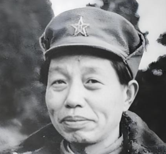 1941年，谭震林被特务拦住问话，一个挎着篮子的小媳妇走过来指着他就骂：“不就是