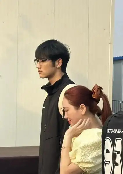 42岁金莎换造型！红发无刘海配小男友，网友惊呆：像母子