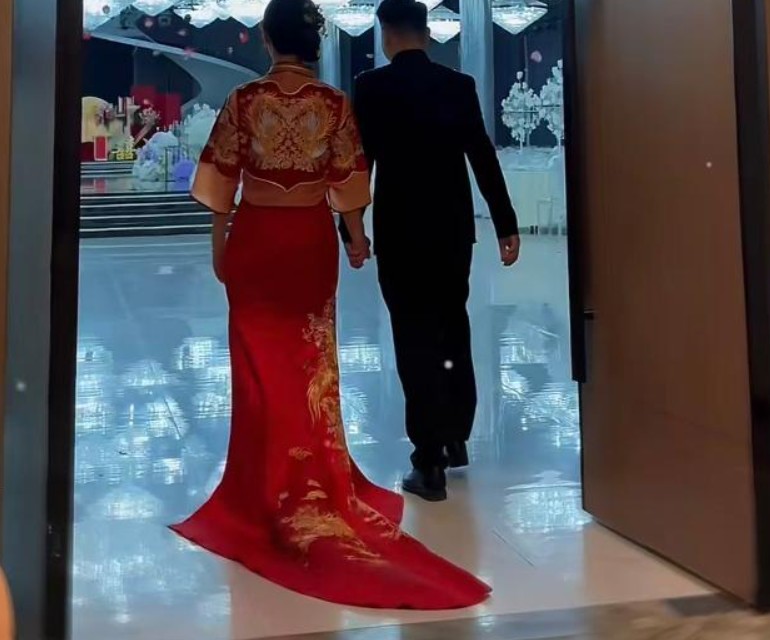 大衣哥前儿媳陈亚男订婚，男方不一定比得了大衣哥的儿子，人家儿子高大老实又有钱。