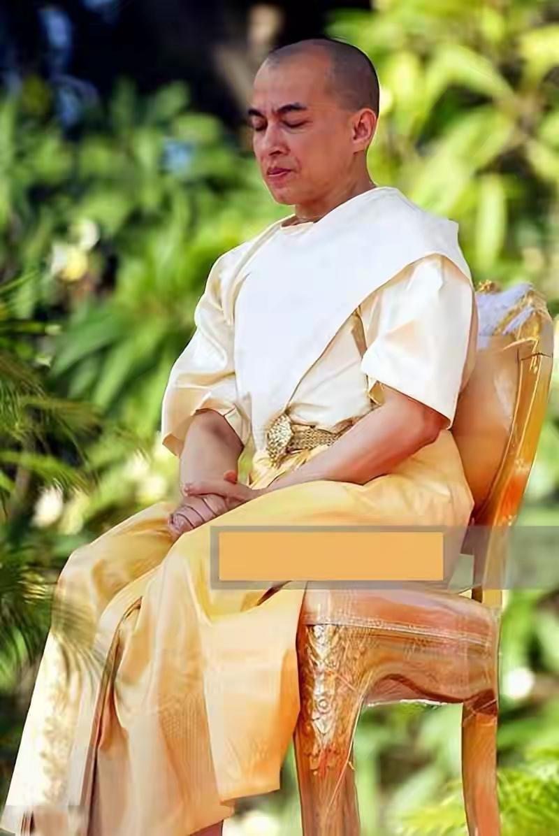 很多年前，在天涯论坛有一个专门讨论柬埔寨王室八卦的帖子，很多人都称赞西哈莫尼国王