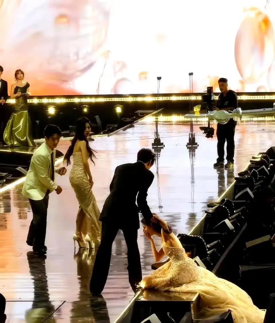 别信红毯剧本了，真正值钱的永远是意外。20万的鎏金裙子预算只够买热搜第五。孟