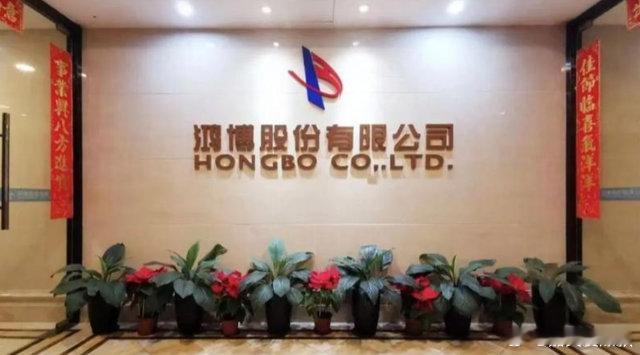 国内套现7个亿后，她露出了身后的美国国旗，整个家族共套现20亿。一家七口，在短短