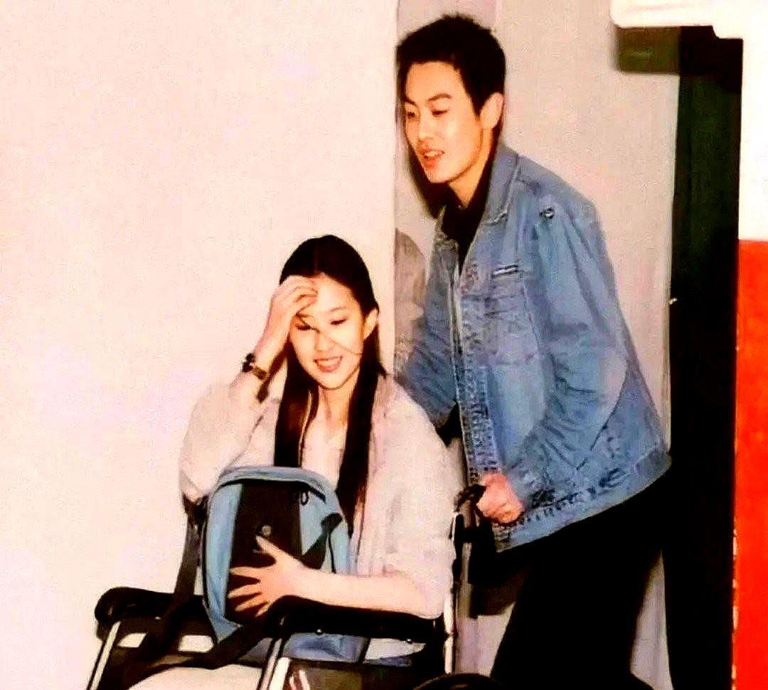 朱亚文的床，全北电02级只有刘亦菲能坐。江一燕坐过一次当场被赶，连室友罗晋