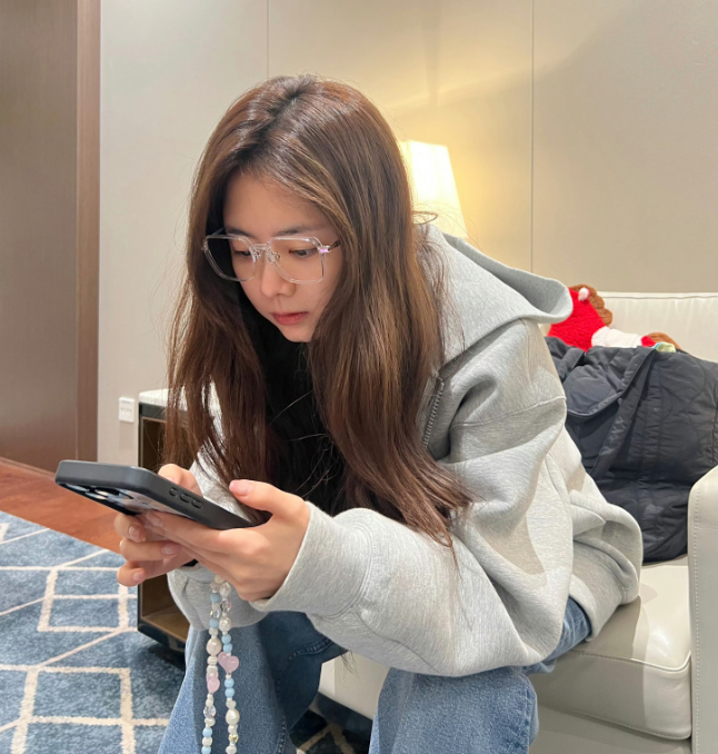 谭松韵分享素颜生活照，这才是娱乐圈真冻龄的女明星，这状态你说是高中生我都信照片