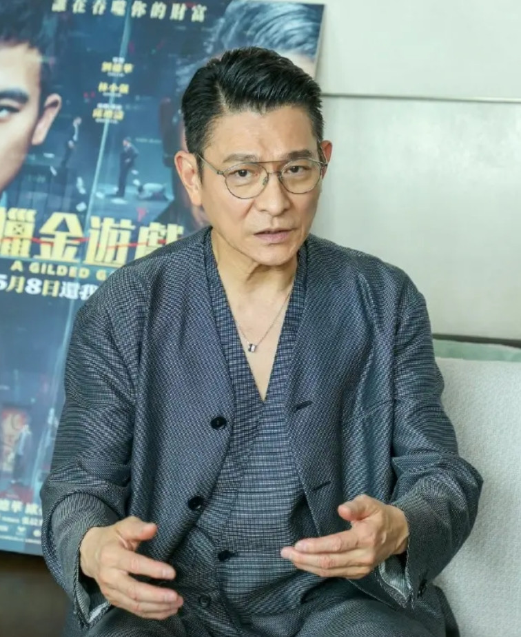 据港媒报道，刘德华自曝为新片《猎金游戏》削减片酬：不怕向大家透露，我们所有人仅收