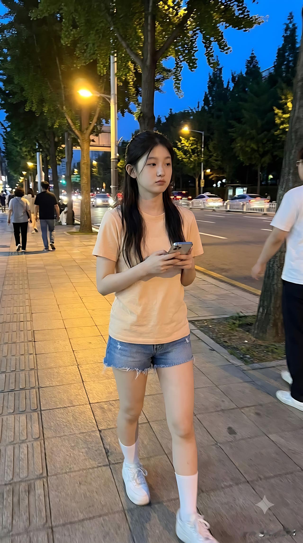 走路的时候最好不要玩手机，不信你看下面图片中的这个女孩，一点都不看路，朋友站她旁