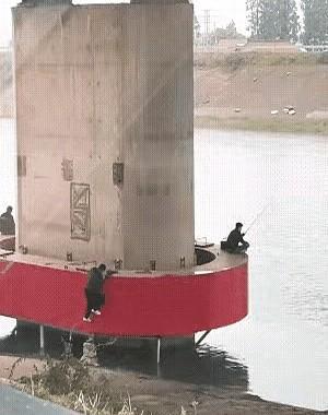 桥墩上钓鱼,不是酷,是拿命换鱼漂。水底下暗流拽人,桥墩上青苔滑得像抹了油。多