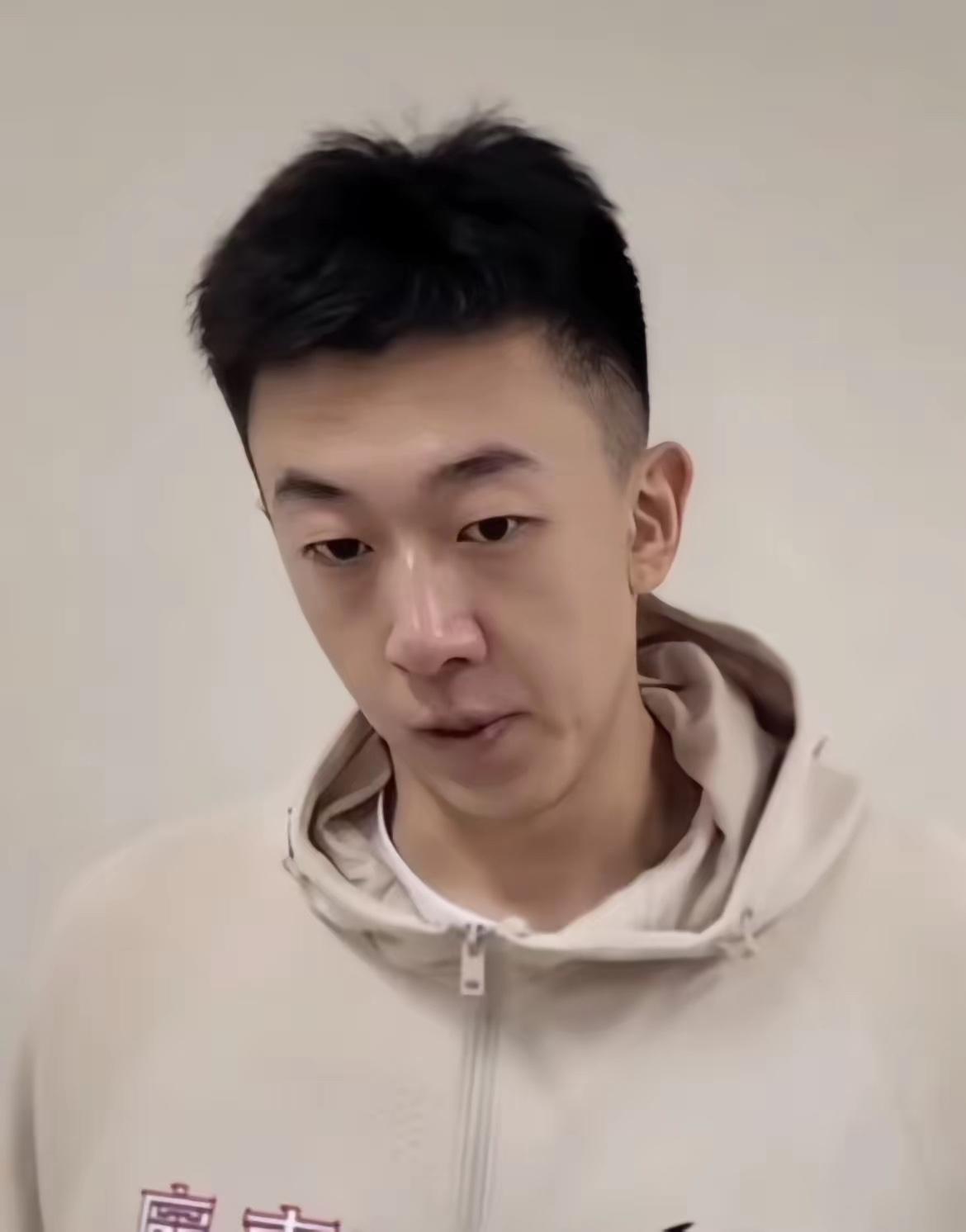 王少杰意难平！​据广东体育媒体人透露，广东男篮和北控男篮的交易谈判已经结束，广