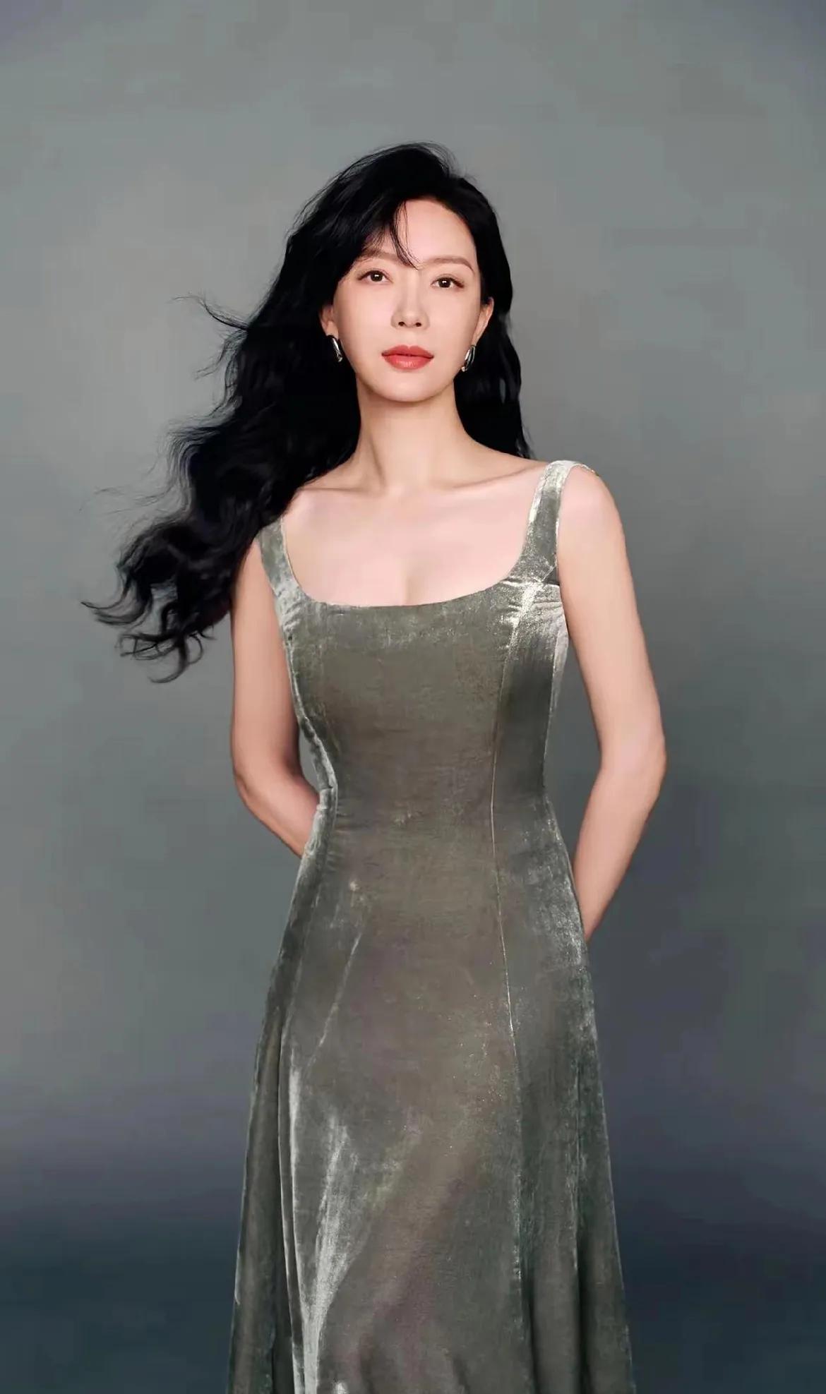 陈数的丝绒裙，把优雅和温柔焊在了身上！一袭灰绿色丝绒吊带裙，完美勾勒出她的