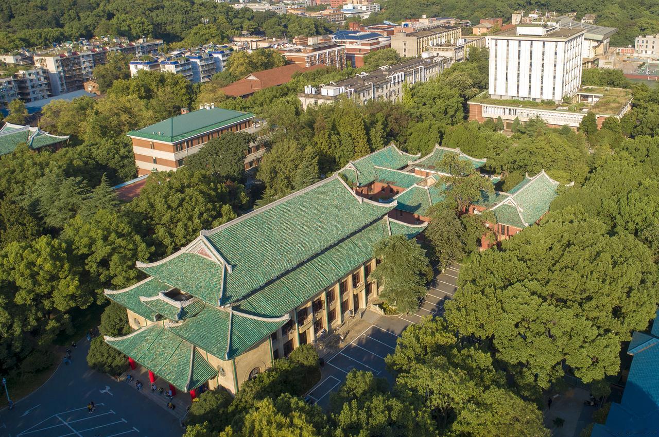 湖南师范大学2025年物理类平均录取分数线568.19分，居第十名。湖南师范大