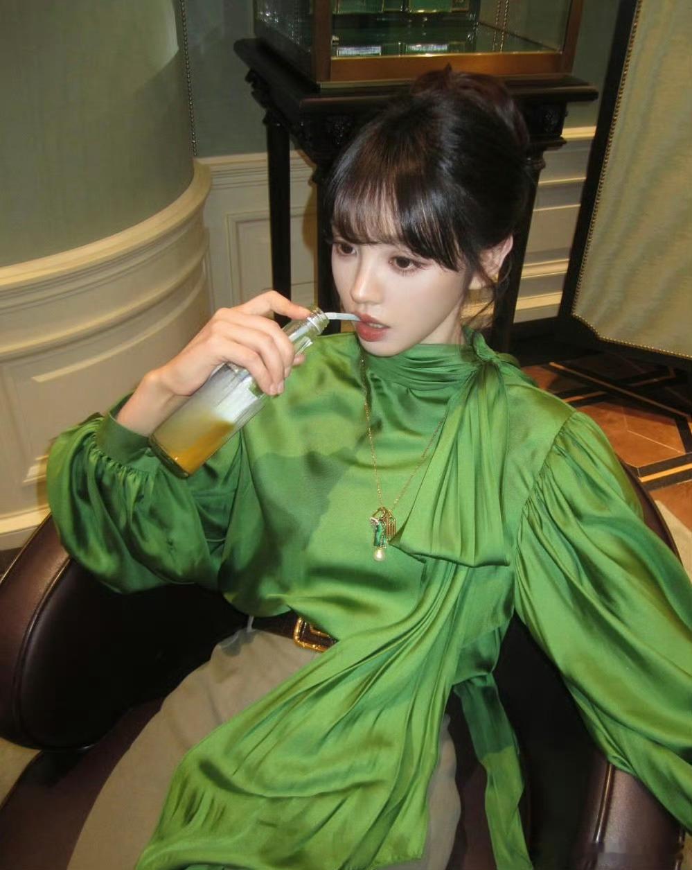 田曦薇绿色缎面GUCCI衬衫妥妥的贵气大小姐！圆溜溜的猫眼又纯又欲，太软萌了！