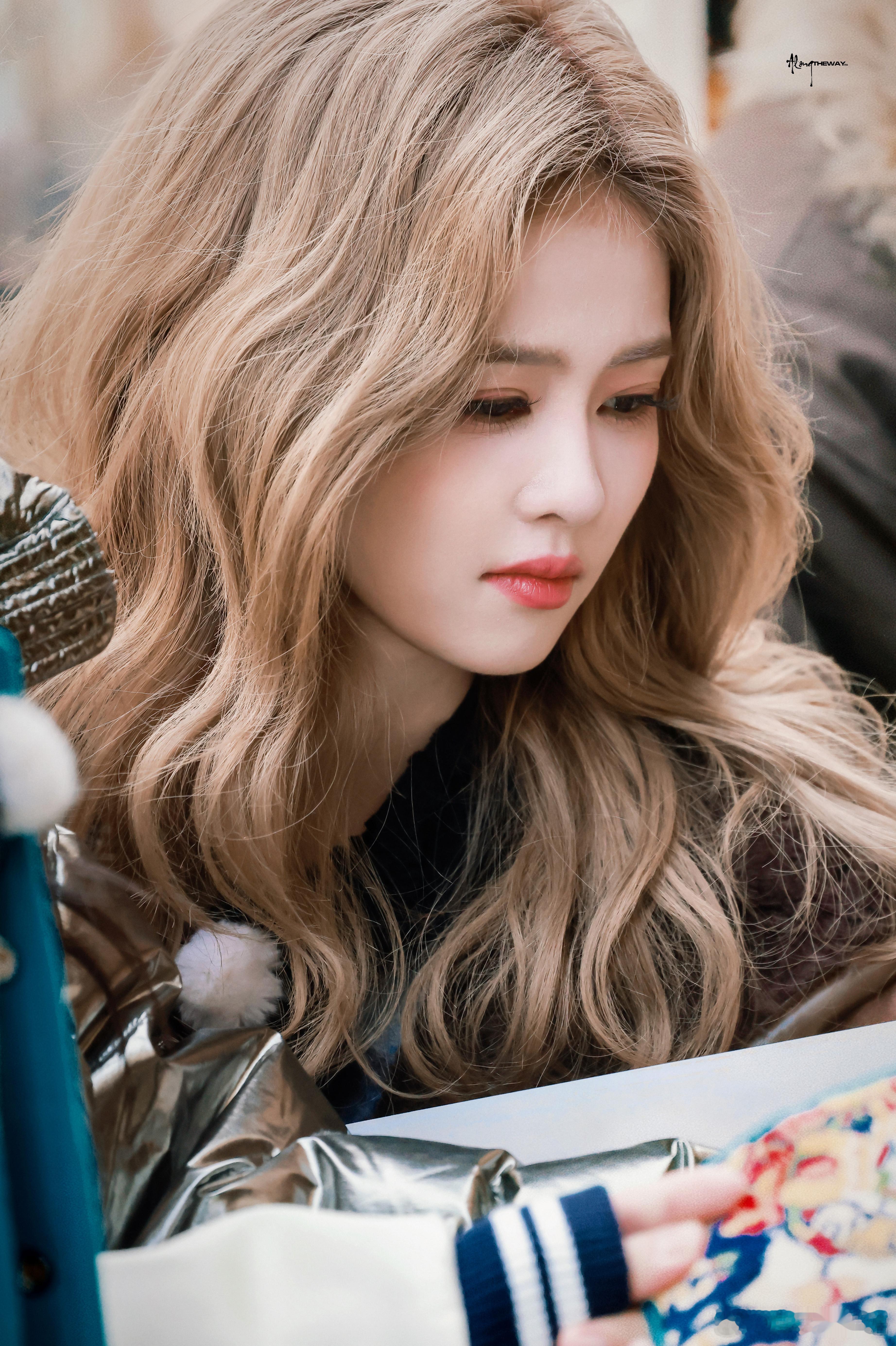 今日看白鹿奔跑吧新疆录制路透的心情：完全被温暖被治愈好幸福🥰🌟新发色好漂亮