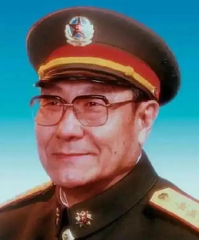 1948年，沈阳战俘营，一个16岁的国民党俘虏抹着眼泪，想领路费回家。一个解放军
