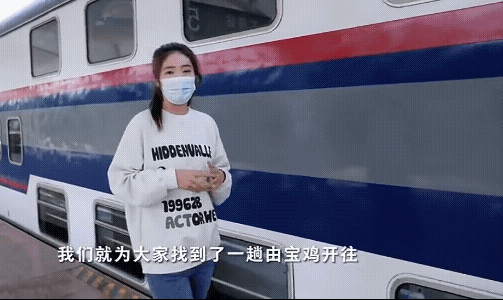 如果是仅有的一辆绿皮火车，就应该改成双层火车，这样一次性可以运送更多旅客，尤其是