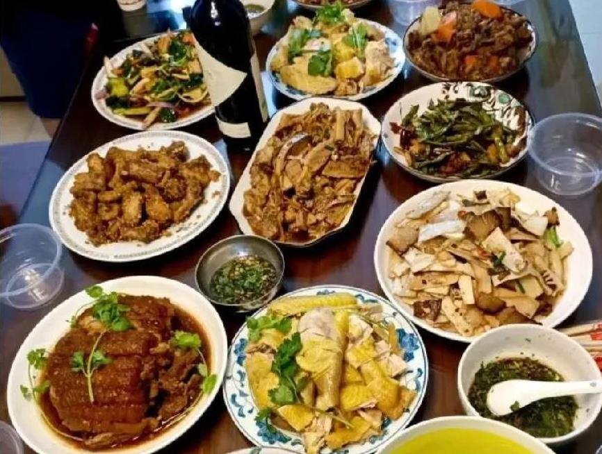 前天下午五点多，我刚想做饭，先生的小学同学来串门，他们两多年都没联系了，听说他在