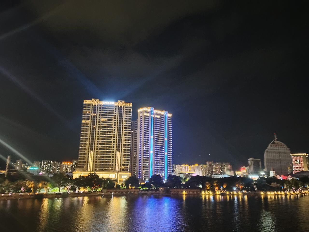 还是懂王会玩呀。懂王强行给老美几百万公务员装上夸赞他的APP，就为了让所有人