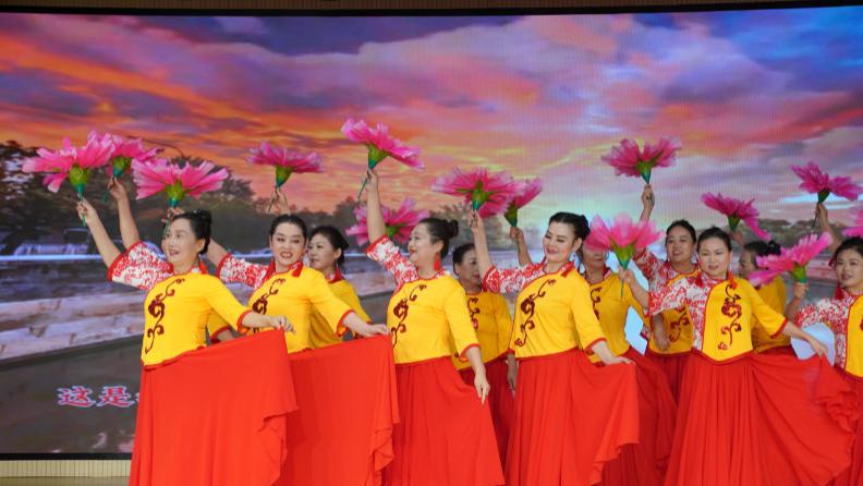 五年社区“年终总结”: 掌声、歌声与心声交织的温暖团圆